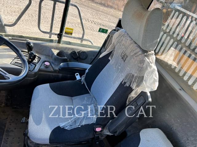 Image of Caterpillar 725 equipment image 4