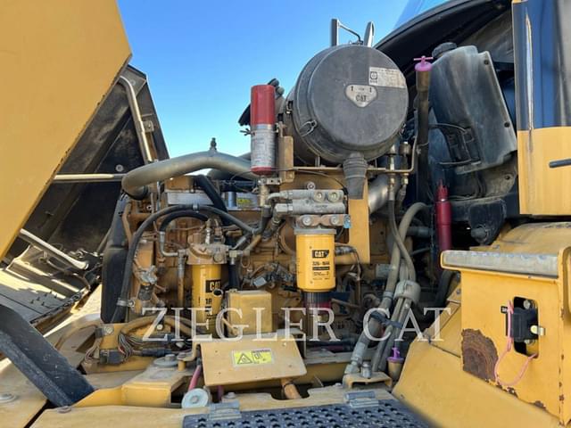 Image of Caterpillar 725 equipment image 2