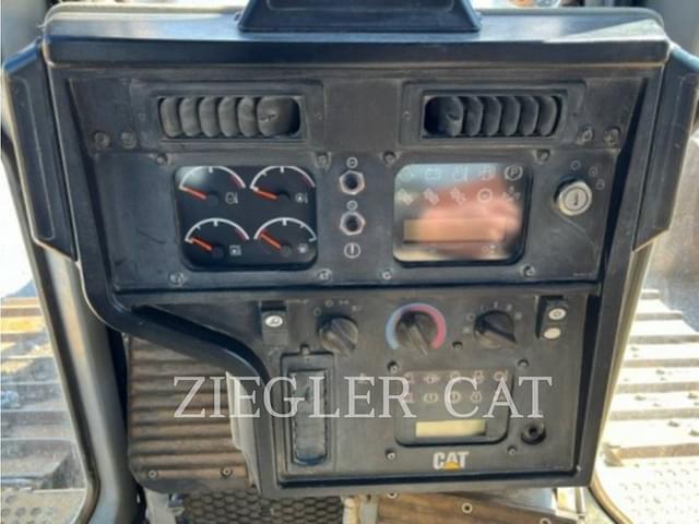 Image of Caterpillar D6T LGP equipment image 3
