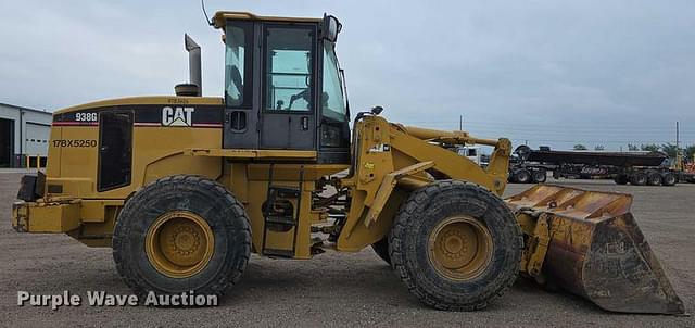 Image of Caterpillar 938G equipment image 3