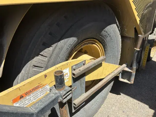 Image of Caterpillar AP1000D equipment image 4