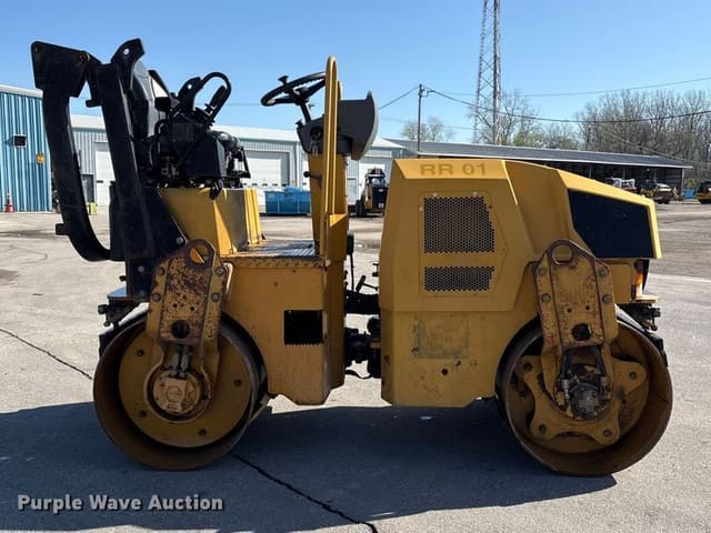 Image of Caterpillar CB24 equipment image 3