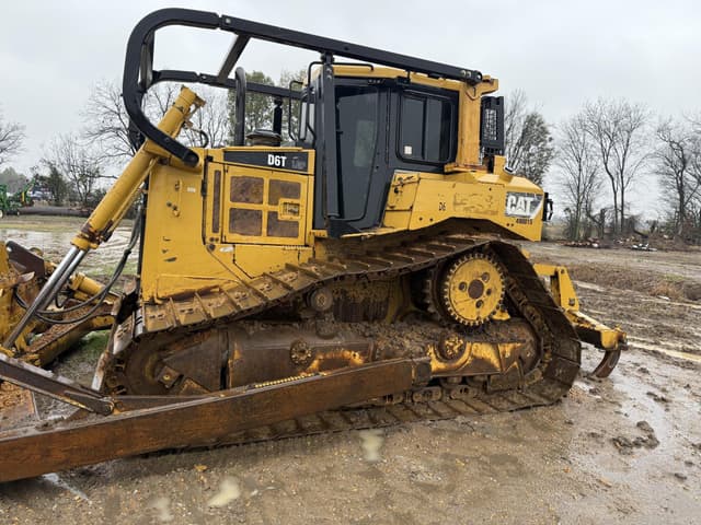 Image of Caterpillar D6T equipment image 2