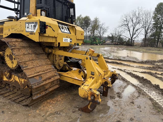 Image of Caterpillar D6T equipment image 4