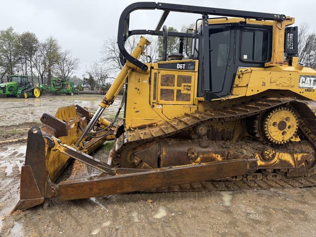 Image of Caterpillar D6T equipment image 1