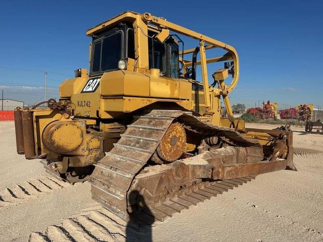Image of Caterpillar D6T equipment image 2