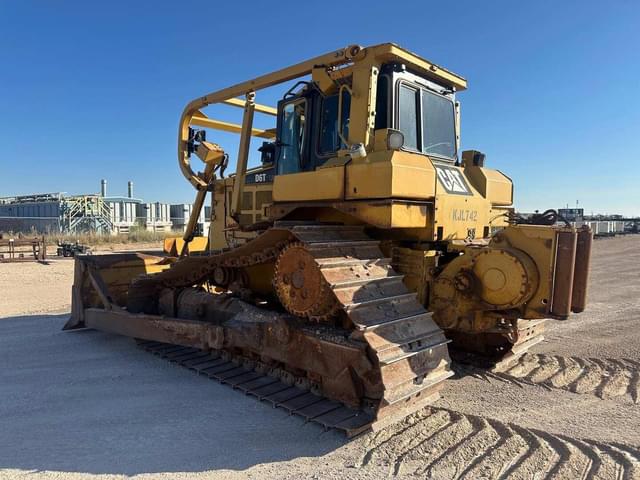 Image of Caterpillar D6T equipment image 3