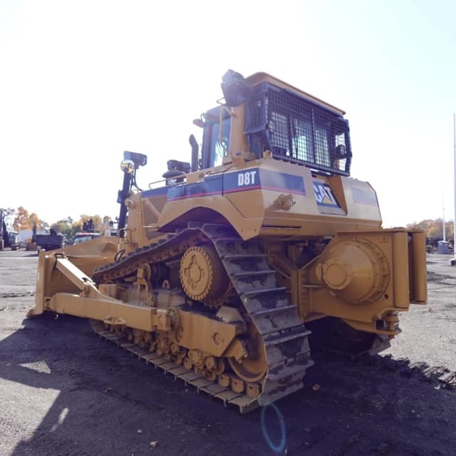 Image of Caterpillar D8T equipment image 4