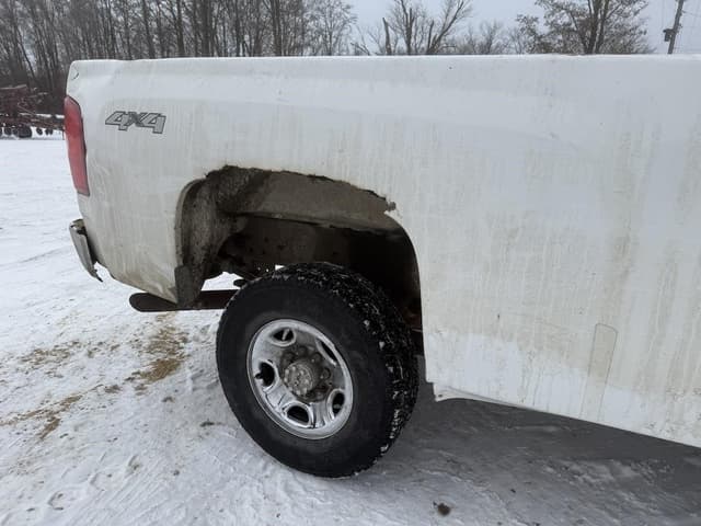 Image of Chevrolet 2500HD equipment image 3