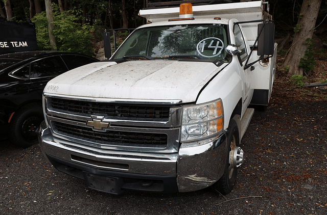 Image of Chevrolet 3500 equipment image 1