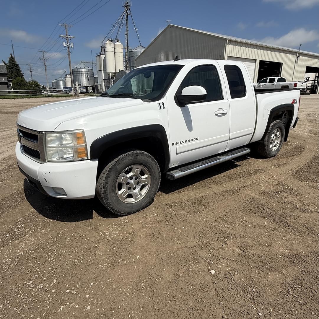 Image of Chevrolet Silverado Primary image