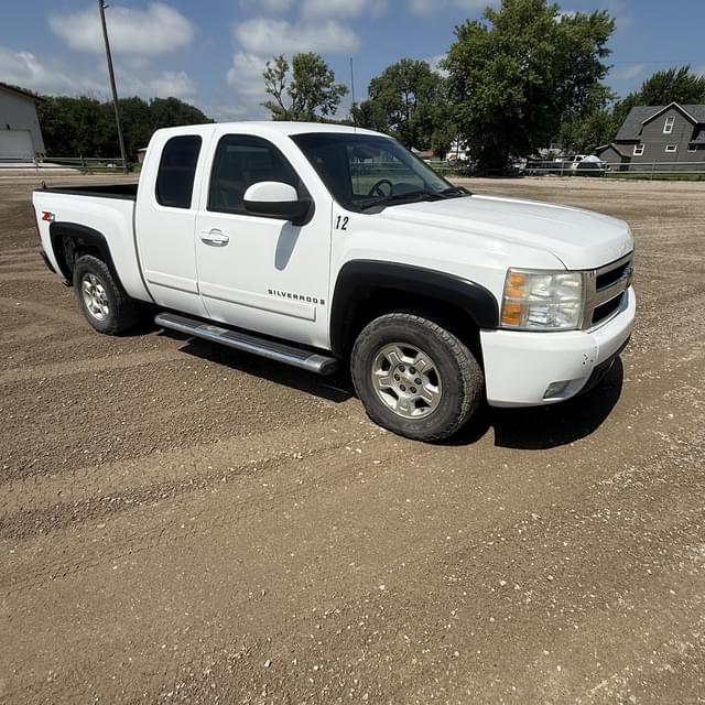 Image of Chevrolet Silverado equipment image 3
