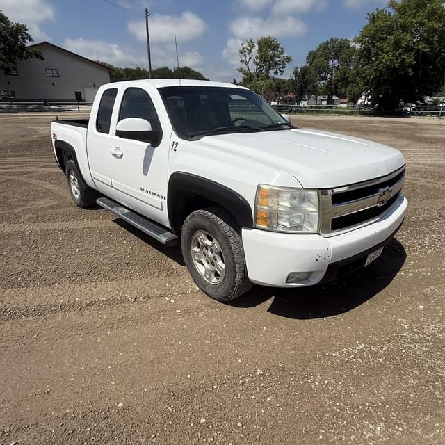 Image of Chevrolet Silverado equipment image 2