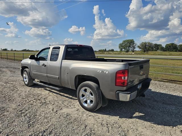 Image of Chevrolet Silverado equipment image 3