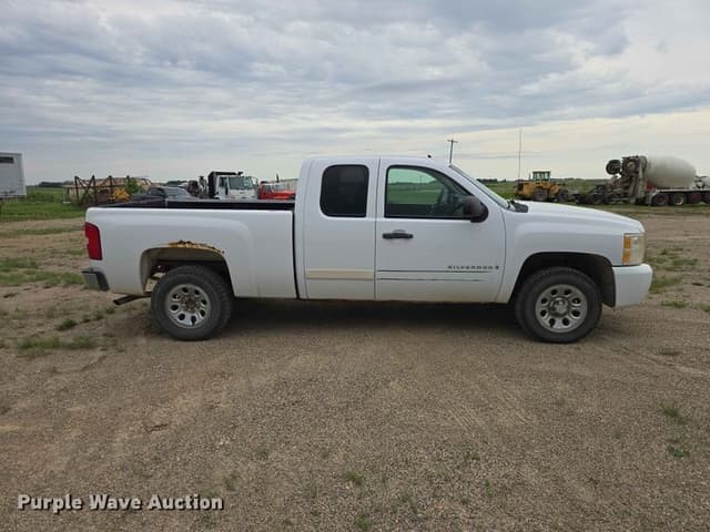 Image of Chevrolet Silverado equipment image 3