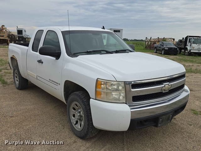 Image of Chevrolet Silverado equipment image 2