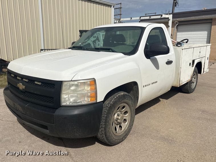 2008 Chevrolet Silverado Equipment Image0
