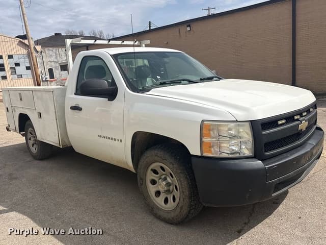 Image of Chevrolet Silverado equipment image 2
