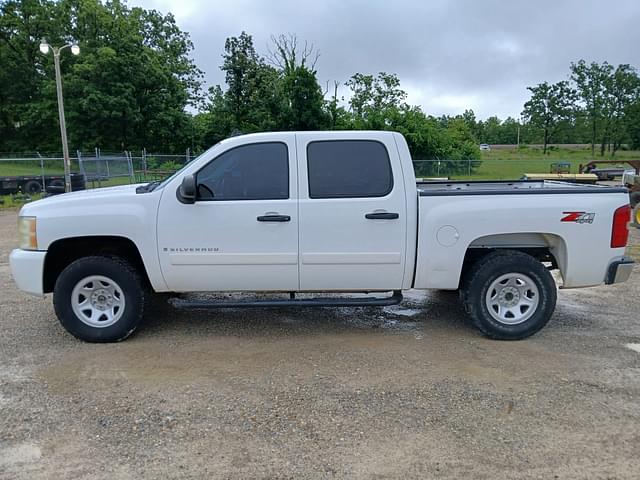 Image of Chevrolet Silverado equipment image 2
