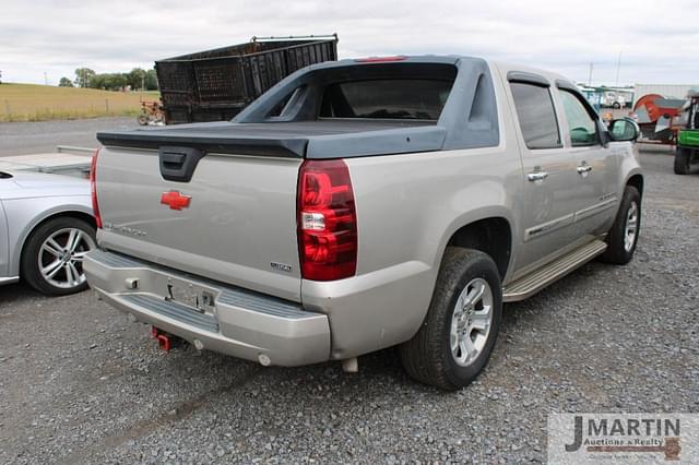 Image of Chevrolet Avalanche equipment image 2