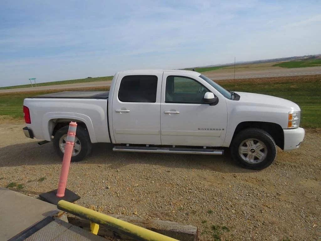 Image of Chevrolet Silverado Primary image