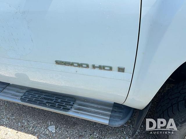 Image of Chevrolet 2500HD equipment image 4