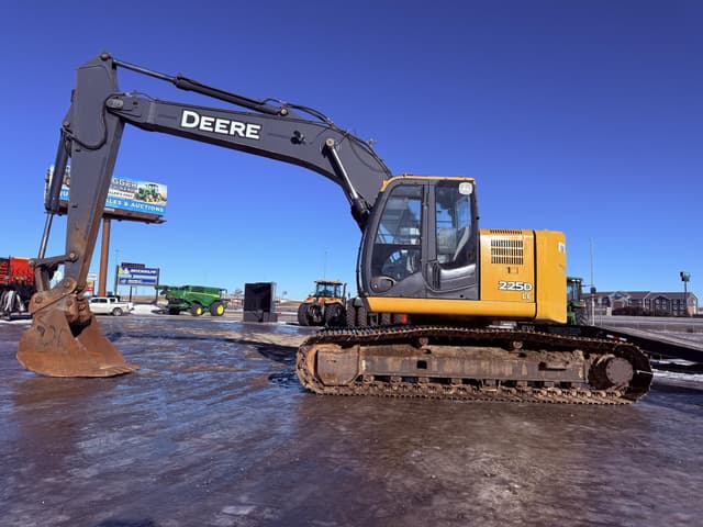Image of John Deere 225D equipment image 2