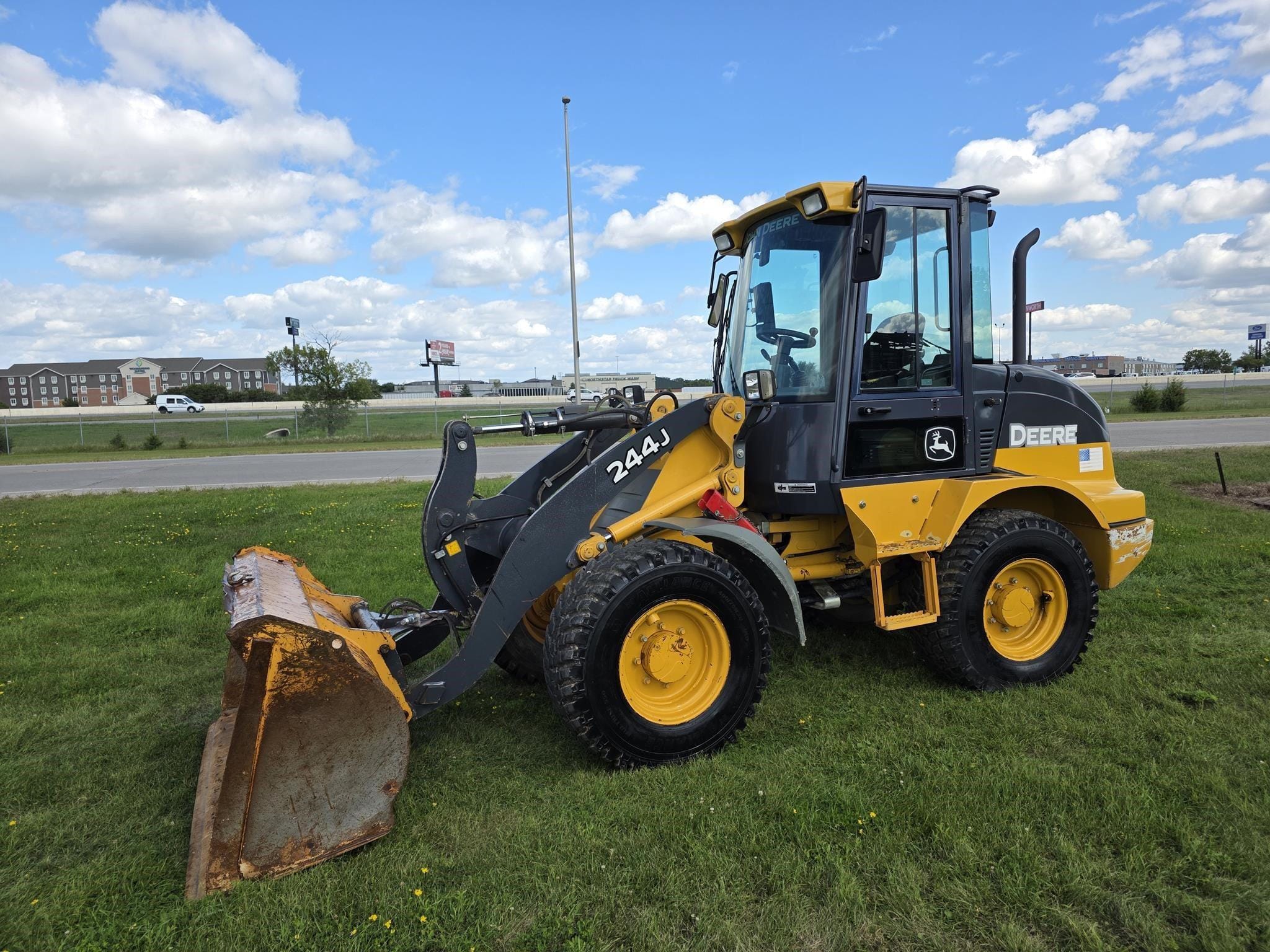 2008 John Deere 244J Equipment Image0