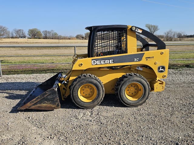 Image of John Deere 320 equipment image 2
