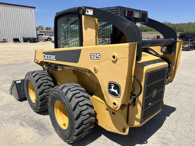 Image of John Deere 325 equipment image 3