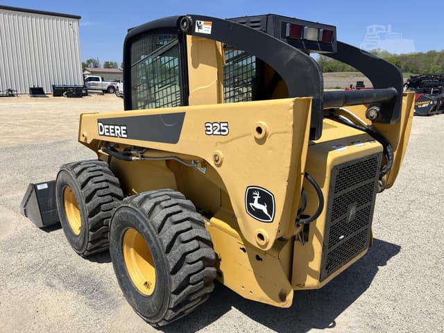 Image of John Deere 325 equipment image 3