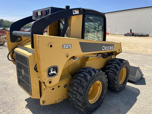 Image of John Deere 325 equipment image 4