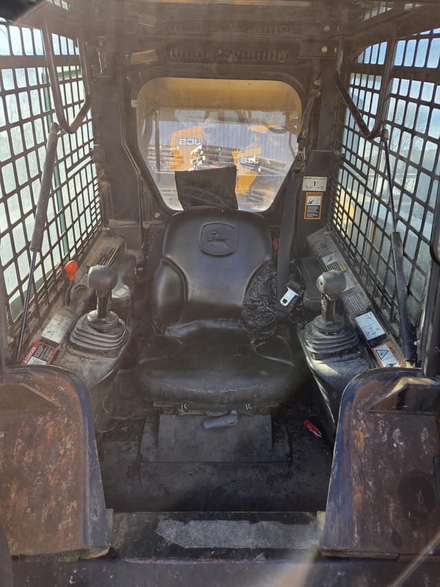 Image of John Deere 325 equipment image 4