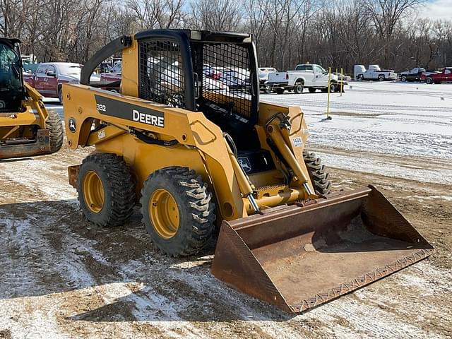 Image of John Deere 332 equipment image 2