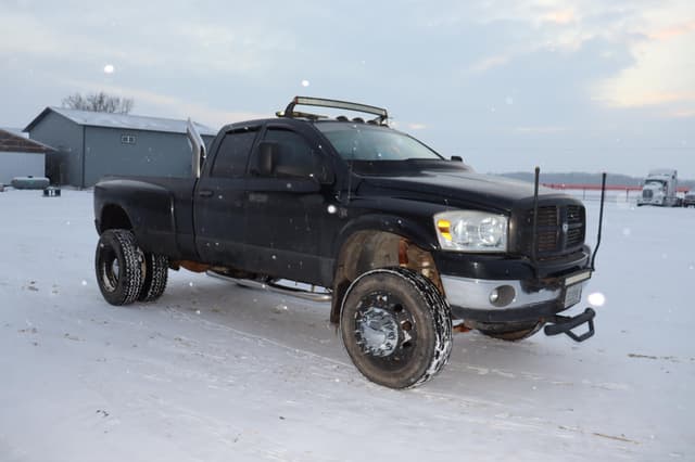 Image of Dodge Ram 3500 equipment image 2