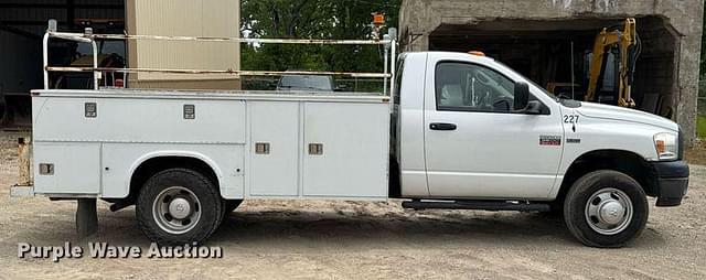 Image of Dodge Ram 3500 equipment image 3