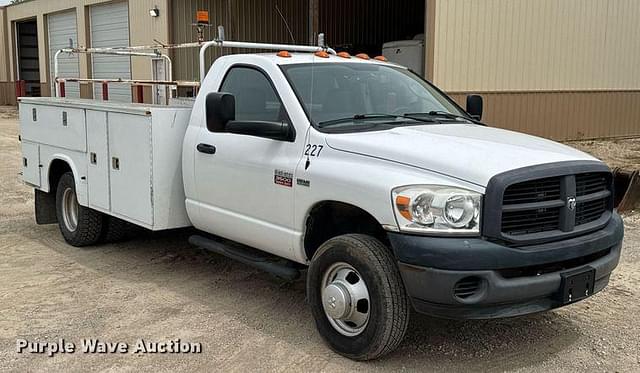 Image of Dodge Ram 3500 equipment image 2