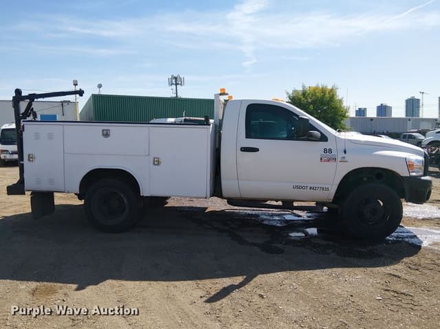 Image of Dodge Ram 3500 equipment image 3