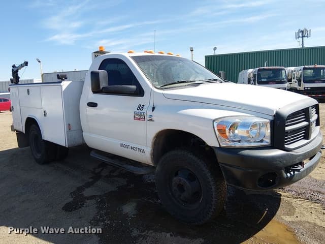 Image of Dodge Ram 3500 equipment image 2