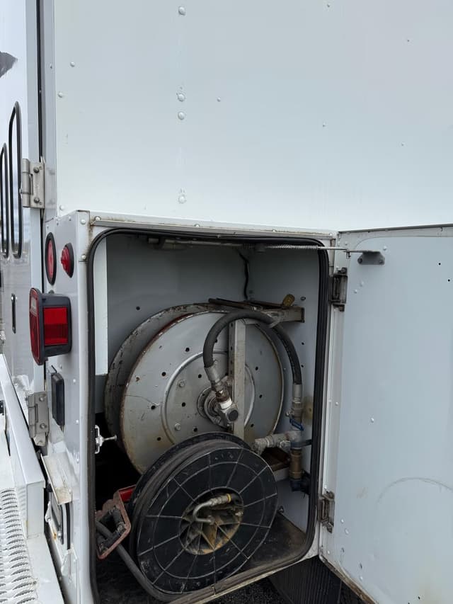 Image of Ford F-550 equipment image 3