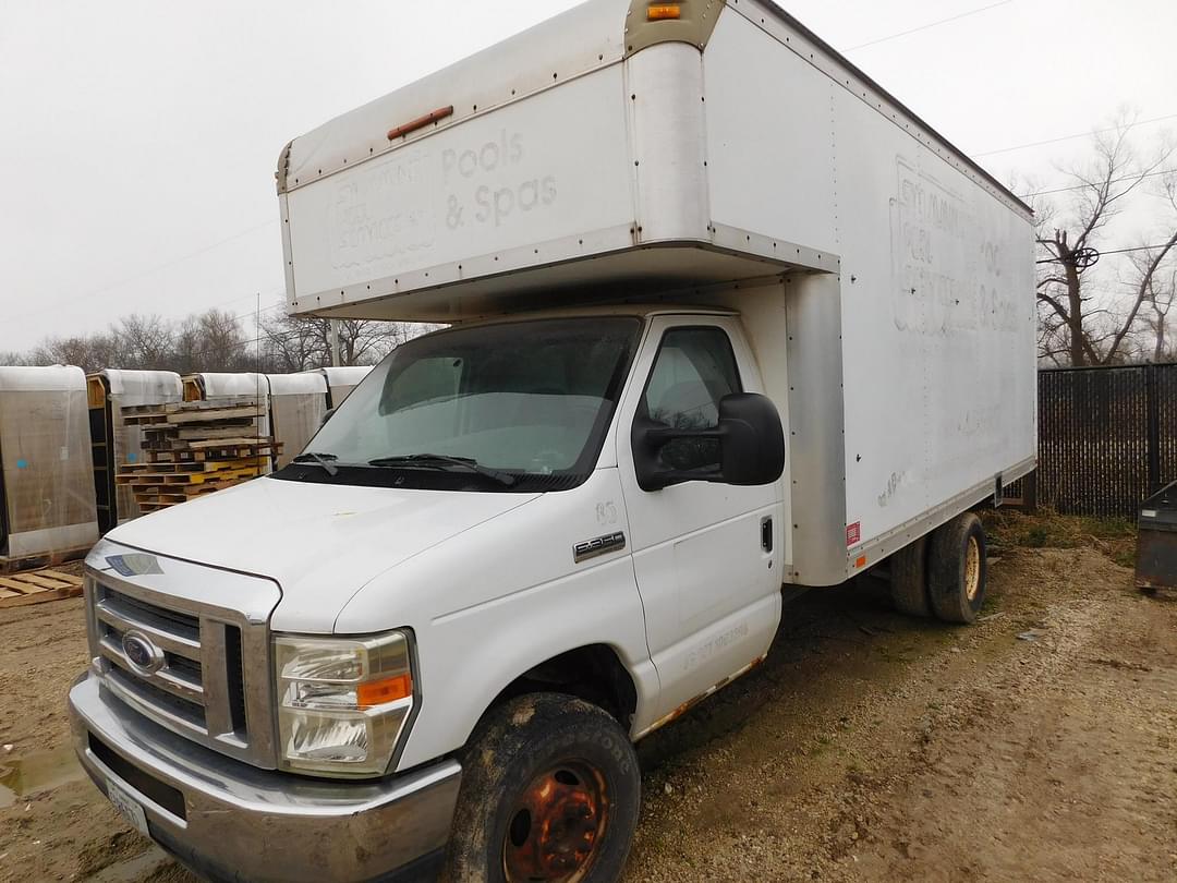 Image of Ford E-350 Primary image