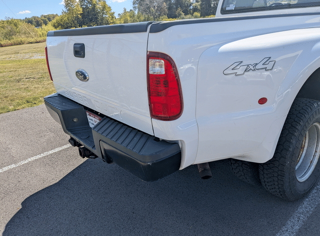 Image of Ford F-350 equipment image 3