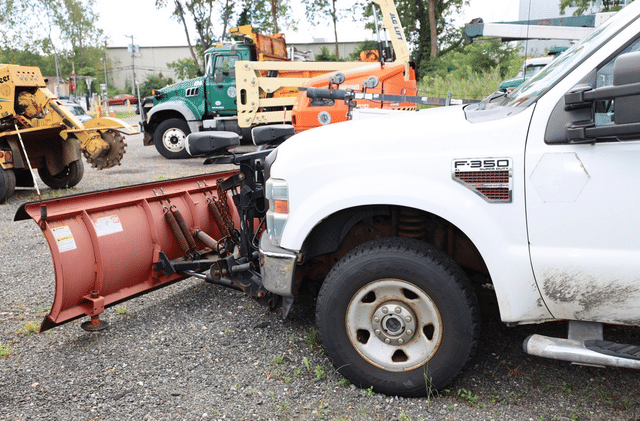 Image of Ford F-350 equipment image 3