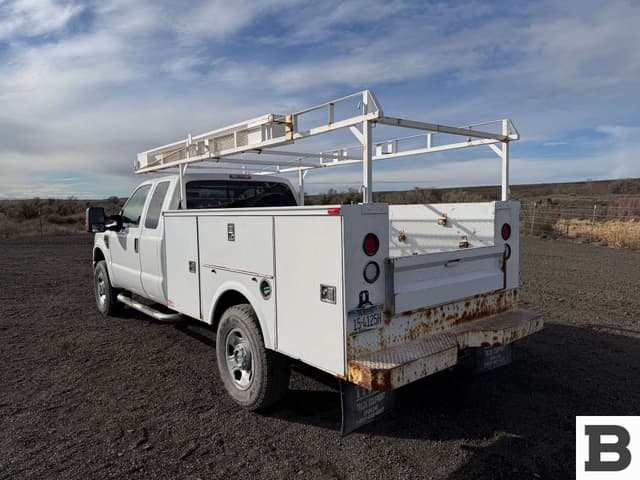 Image of Ford F-350 equipment image 3