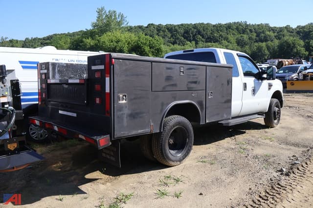 Image of Ford F-350 equipment image 2