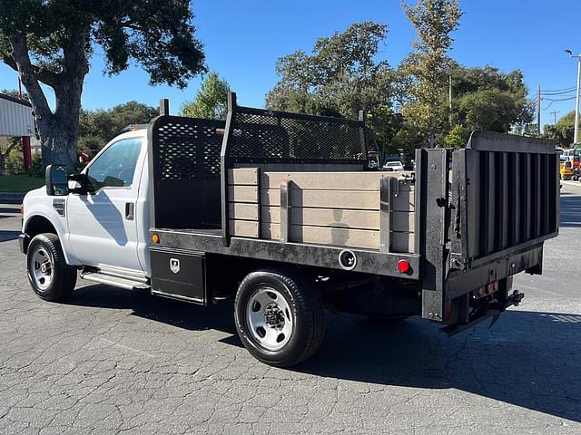 Image of Ford F-350 equipment image 2