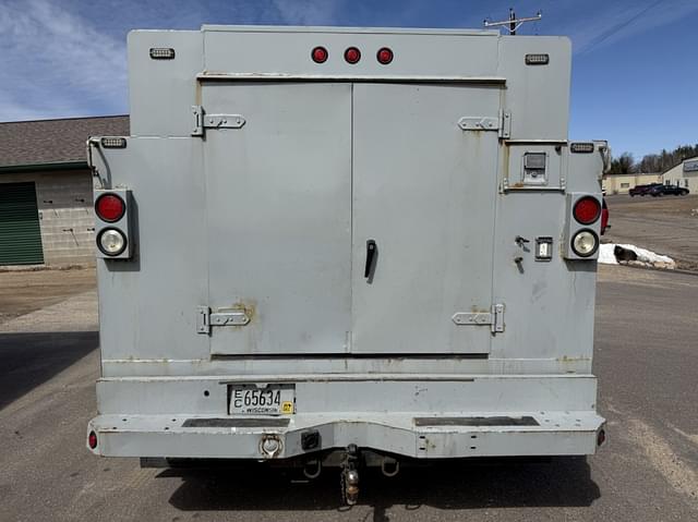 Image of Ford F-450 equipment image 3