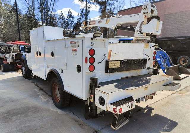 Image of Ford F-550 equipment image 2