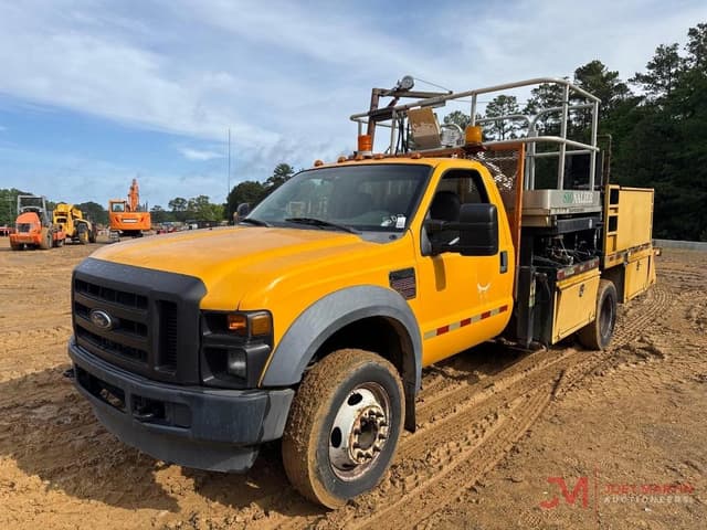 Image of Ford F-550 equipment image 3