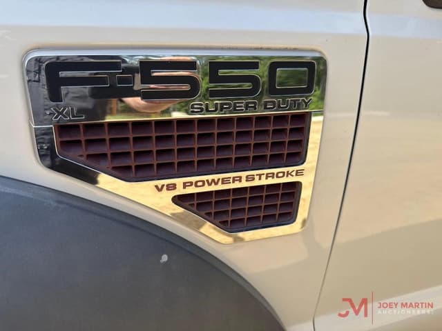 Image of Ford F-550 equipment image 3